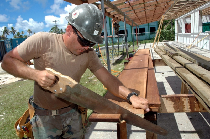 menuisier-RAYOL CANADEL SUR MER-min_worker_construction_building_carpenter_male_job_build_helmet-893290